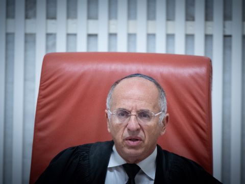 עוזרם של שלושה יועצים משפטיים [צילום: יונתן זינדל, פלאש 90]
