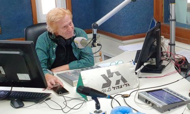 שמעון פרנס מגיש תוכנית בגלי צה"ל [צילום: משה שי/פלאש 90]