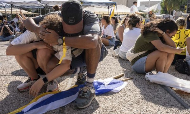 התגוננות בישיבה שפופה בתל אביב [צילום: מאיה לוין/AP]