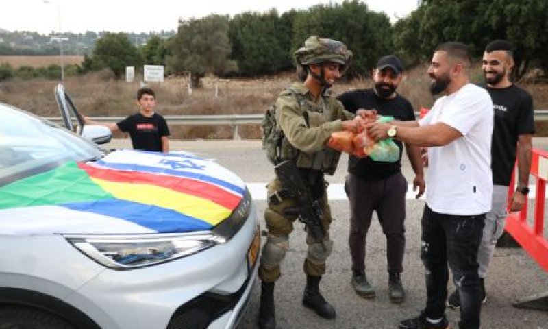 מתנדב דרוזי מחלק מזון לחיילים בצפון הארץ [צילום: דוד כהן/פלאש 90]