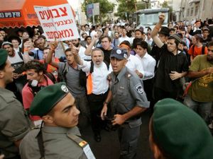 הפגנה מול המצעד