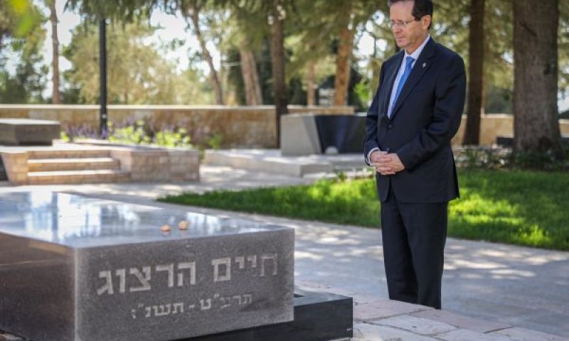 יצחק הרצוג על קבר אביו חיים [צילום: נועם ריבקין פנטון/פלאש 90]