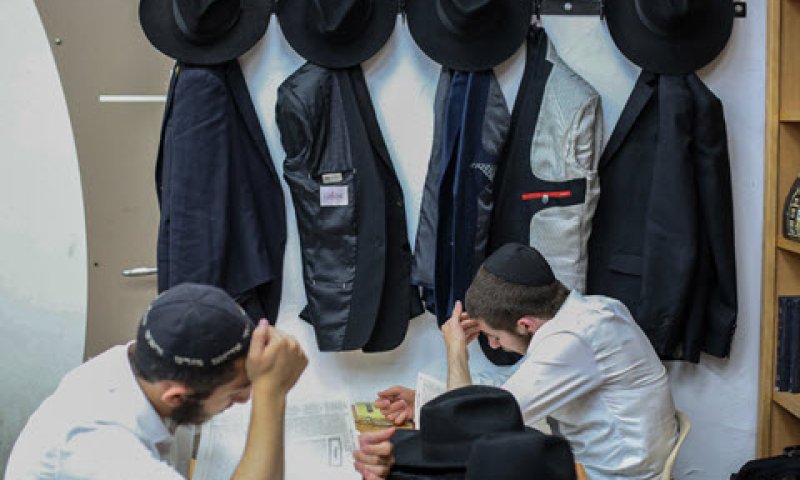 ספרי לימוד מיושנים [צילום: דוד כהן, פלאש 90]
