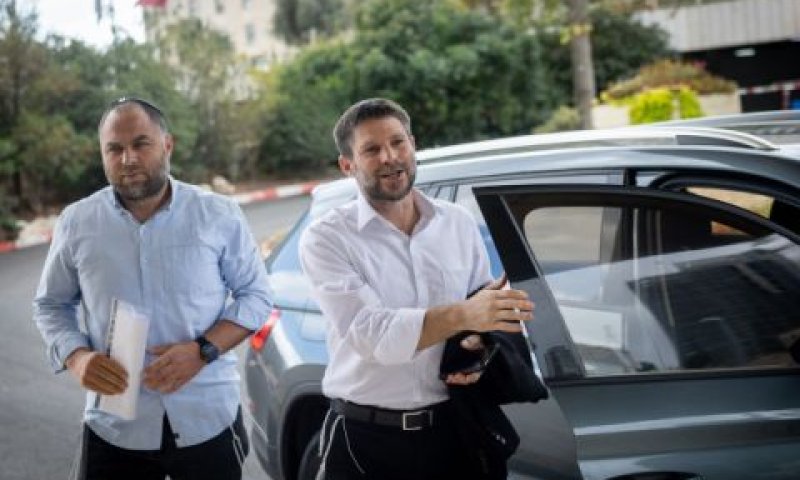 סמוטריץ' מגיע לפגישת המו"מ [צילום: יונתן זינדל/פלאש 90]