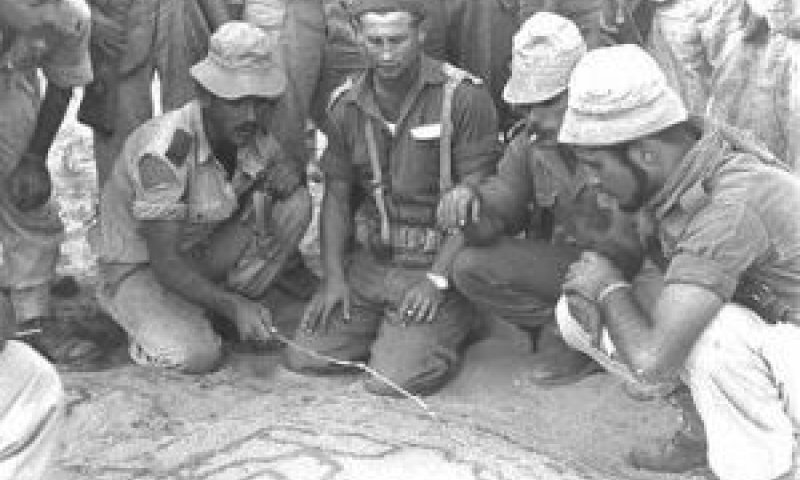 מבצע קדש. חיילים מתודרכים לפני פעולה בחצי האי סיני [צילום: לע"מ]