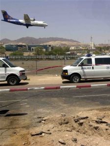 מקום נפילת הקטיושה באילת. צילום: AP