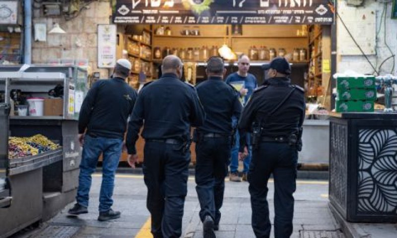כוח משטרה בשוק מחנה יהודה [צילום: אוליביה פיטוסי/פלאש 90]