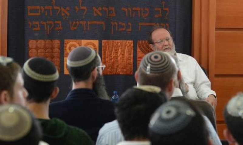 הרב סדן ותלמידים במכינה [צילום: מארק ניימן, לע"מ]