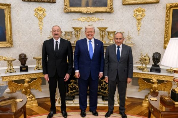 טראמפ, ראש ממשלת ארמניה פשיניאן, נשיא אזרבייג'ן אלייב. אחרי החתימה [צילום: הבית הלבן]