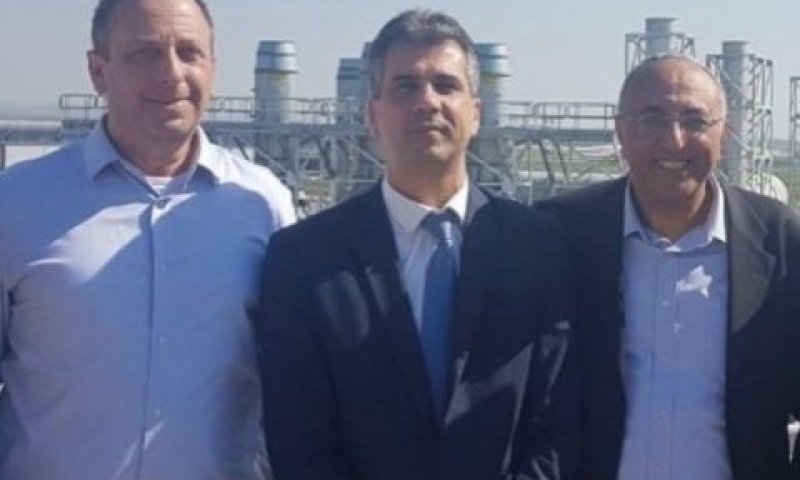 אבירם דהרי, ראש עיריית קרית גת, אלי כהן, שר הכלכלה והתעשייה, יניב גרטי, מנכ"ל אינטל [צילום: משרד הכלכלה]
