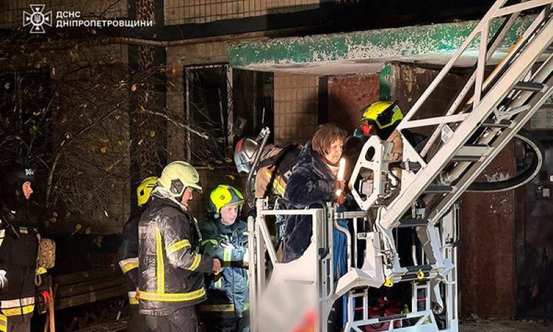 חילוץ דיירים מן הבניין שנפגע מהכטב"ם הרוסי [צילום: שירותי החירום האוקראיניים, דרך AP]