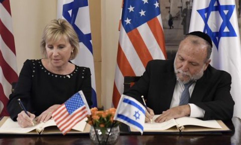 סגן השר יצחק כהן וסגנית שר השיכון והפיתוח העירוני האמריקאית, פמלה יוז פאטנוד