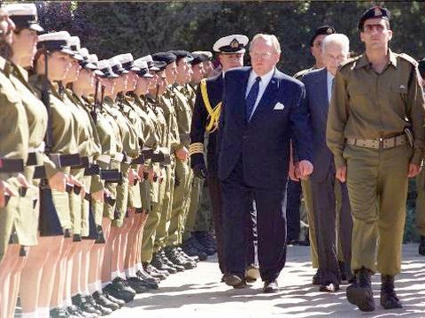 אהטיסארי בביקור בבית הנשיא [ארכיון: AP]