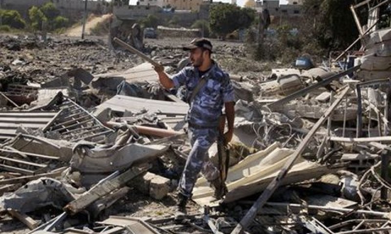 איש חמאס על חורבות מבנה שצה"ל תקף [צילום: AP]
