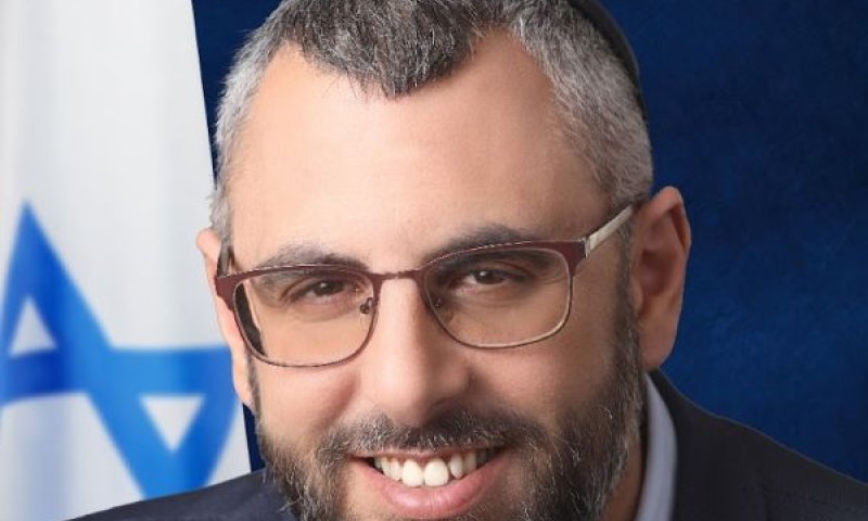 קשת. מכהן שלוש קדנציות רצופות