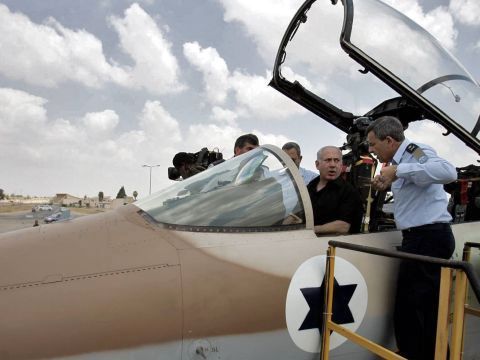 נתניהו ואשכנזי בבסיס חיל אוויר [פלאש 90]