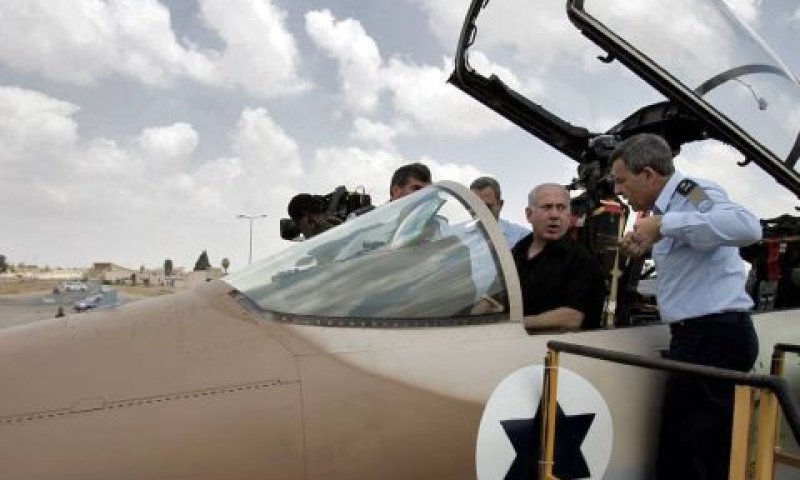 נתניהו אתמול בבסיס חיל האוויר [פלאש 90]