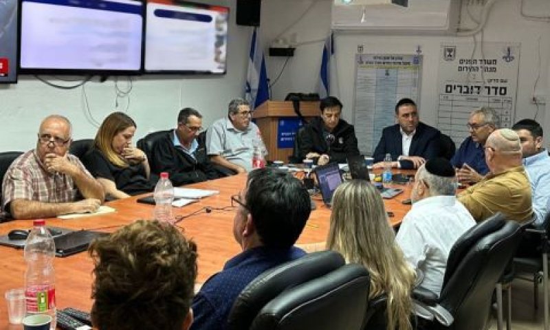 שר הפנים משה ארבל בהערכת מצב בחמ"ל המשרד [צילום: תקשורת השר]