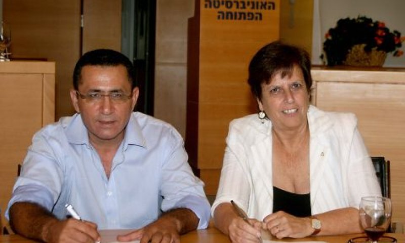 עופר עיני וחגית מסר-ירון בטקס חתימת ההסכם הקיבוצי [צילום: גדעון מרקוביץ]