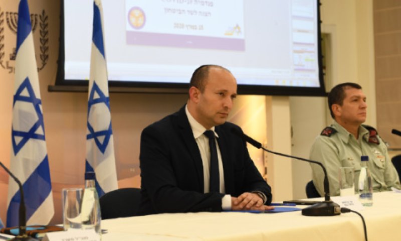השר בנט בהערכת מצב בקריה [צילום: טל עוז/משרד הביטחון]