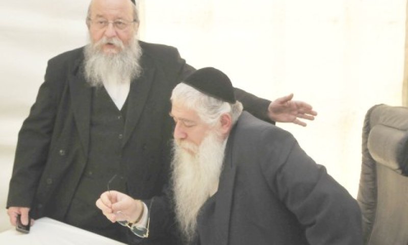 סגן השר מנחם פרוש בלשכה שהקים מול כלא מעשיהו [צילום: פלאש 90]