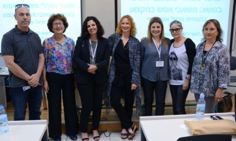 מימין לשמאל: ד"ר ענת גייפמן, ד"ר רונית איז'ק, אסנת ארליך &ndash; קוקה קולה, איריס איזקוב &ndash; AKT, הילה מקיוסיוס &ndash; נטפים, פרופ' אסיא פזי, יפתח יופה &ndash; צ'ק פוינט [צילום: מל"א]