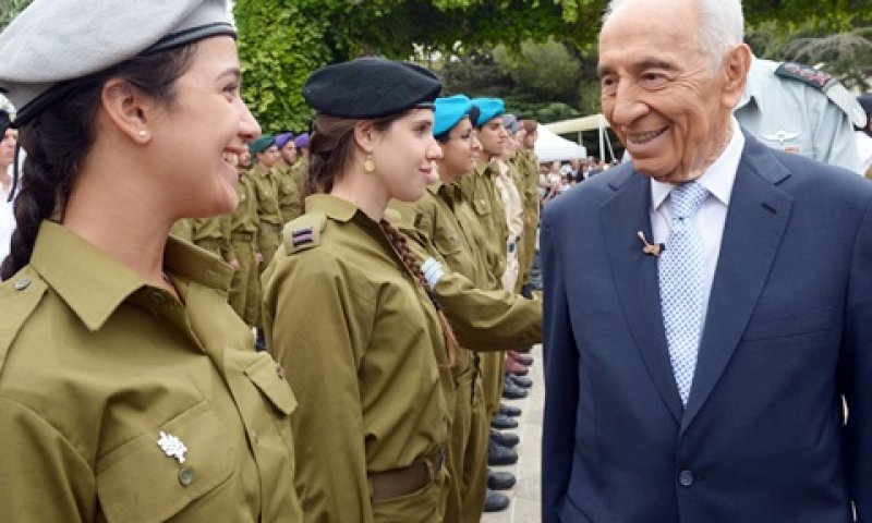 הנשיא סוקר את מסדר החיילים המצטיינים [צילום: חיים צח, לע"מ]