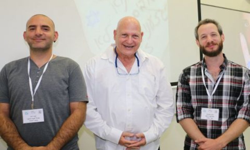 במרכז צביקה שחק. לימינו נדב ספרא, מנהל יחידת מנהיגות אגף הנוער אור יהודה. לשמאלו, יסף זית, מנהל אגף הנוער עיריית אור יהודה[צילום: צביקה ואיילת שחק]