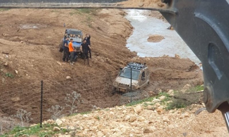 הרכב התקוע בסכר הגעתון [צילום: רשות ניקוז ונחלים גליל מערבי]