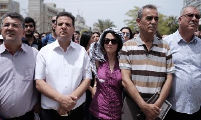 ראשי הרשימה המשותצפת מציינים את יום המכבה [צילום: תומר נויברג]