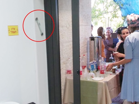 המזוזה שנקבעה בניגוד להחלטת בית המשפט [צילום: איציק וולף]