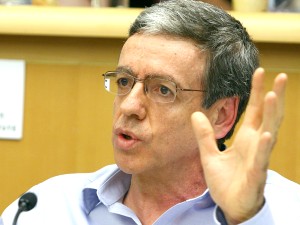 מזוז. ביצע עבודה חלקית [צילום: פלאש 90]