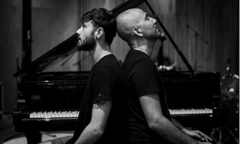 אפיק לין עם מתן קדוש ויני ויצ'י [צילום: סמירנוב גלב, תערוכת ציפור הנפש]