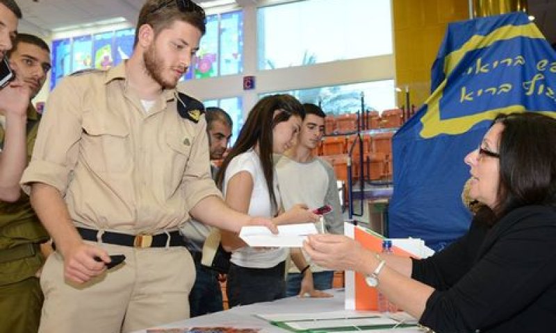 חיילים בעמדת חלוקה של העירייה