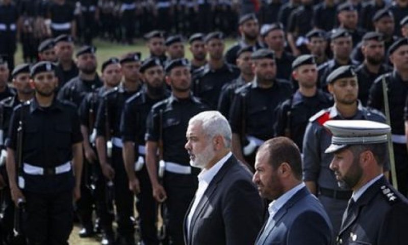 פתחי חמאד ליד איסמעיל הנייה [צילום: עאדל חנא/AP]