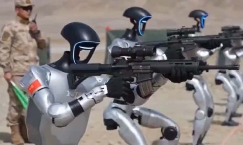 רובוטים הומנואידים חמושים [צילום: רשתות חברתיות לפי סעיף 27א' לחוק זכויות יוצרים]