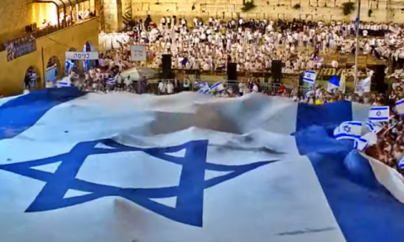 תפילה חגיגית המונית התקיימה בצאת השבת בכותל המערבי [צילום: מתוך מצלמות הכותל]