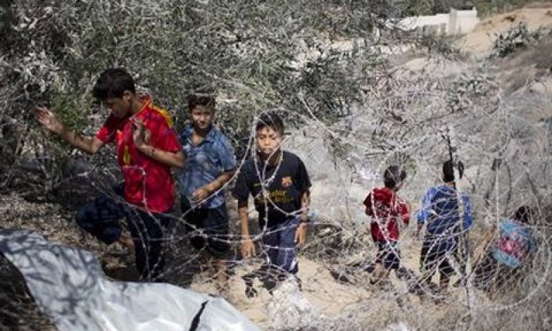ילדים סקרנים בוחנים ת מבנה החמאס שנפגע בתקיפה [צילום: חליל חמרה/AP]