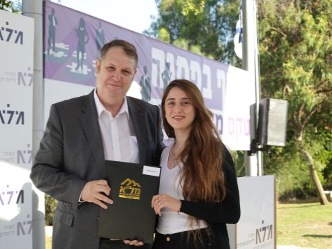 שרלוט יזראלוב ופרופ' יהודה אדלר מהחוג למנהל בריאות [צילום: מל"א]