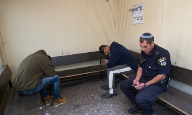 ניב אסרף (משמאל) וחברו ערן נגאוקר מובאים להארכת מעצרם [צילום: פלאש 90]