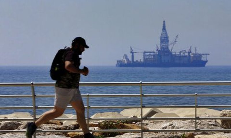 טיילת בחוף הצפוני של לבנון [צילום: בילאל חוסיין/AP]