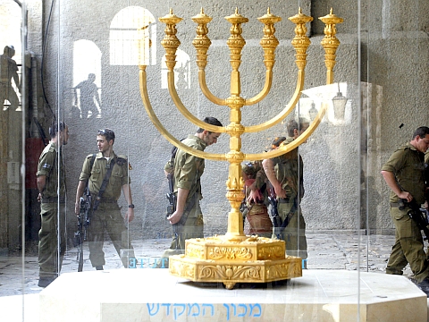 המנורה כפי שנראתה קודם העברתה [צילום: פלאש 90]