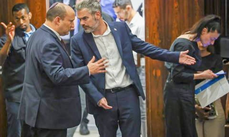 יו"ר הקואליציה טופורובסקי בשיחה במליאה עם בנט [צילום: נועם מושקוביץ/דוברות הכנסת]