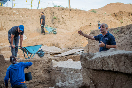 מנהל החפירה פבלו בצר ליד ארונות קבורה מימי הסנהדרין [צילום: יולי שוורץ רשות העתיקות]