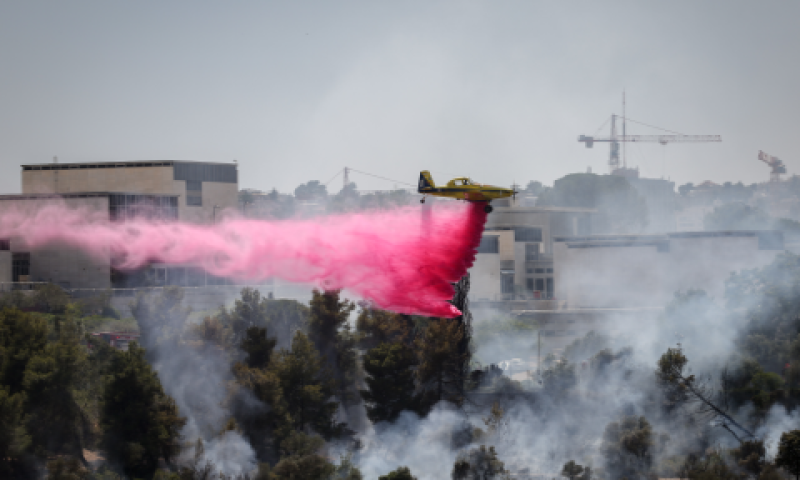מאמצי הכיבוי סמוך למוזאון ישראל [צילום: יונתן זינדל/פלאש 90]