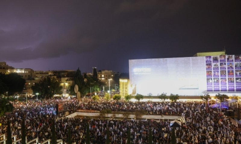 כיכר הבימה והרחובות הסמוכים מלאים במפגינים [צילום: יונתן זינדל, פלאש 90]