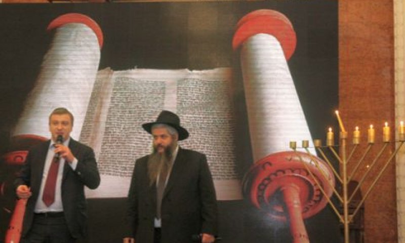 הרב אסמן ושר המשפטים האוקראיני פטרנקו פאבל [צילום: יח"צ]