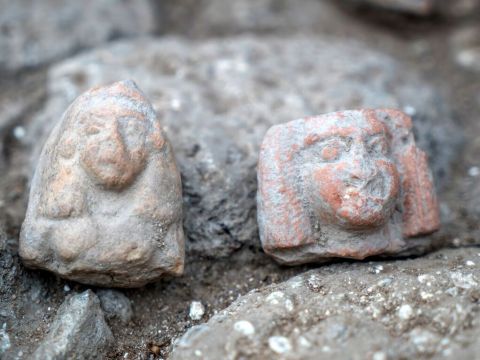 פסלוני נשים מתקופת הברונזה המאוחרת [צילום: ערן גילוארג, באדיבות רשות העתיקות]