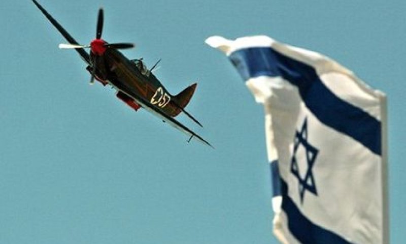 מטוס הספיטפייר במפגן מעל בסיס חצרים [צילום: AP]