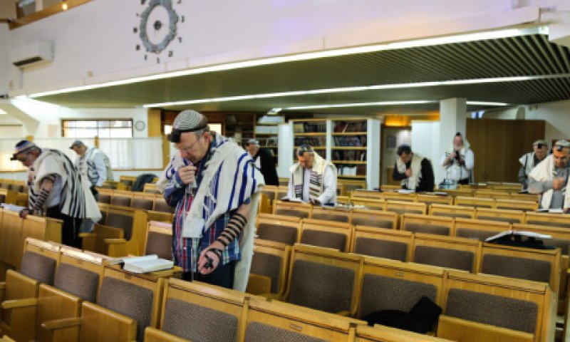 מניין אחרון בבית הכנסת [צילום: גרשון אלינסון/פלאש 90]